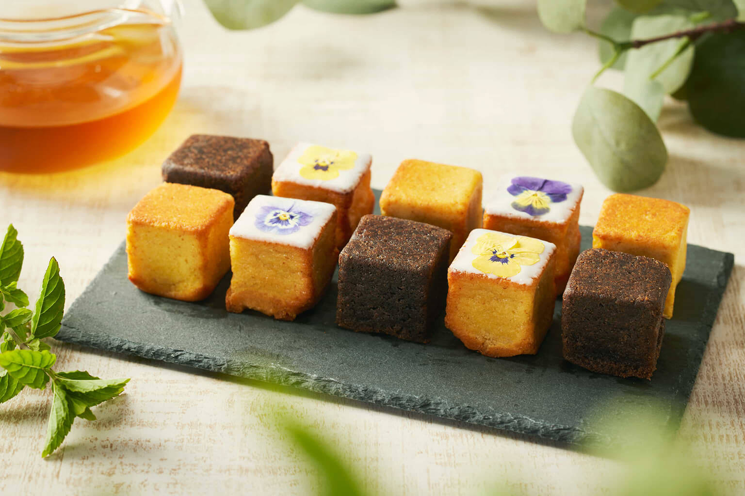 華の宝石ギフトセットで門出のお祝いを 心ときめくケーキとブーケの贈り物